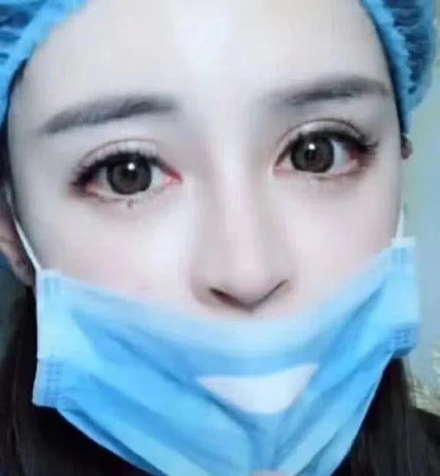 土豪女整容成功,恢复好摘掉口罩那一瞬间 网友:上帝整的 -第3张图片-爱站屋博客 土豪女整容成功,恢复好摘掉口罩那一瞬间 网友:上帝整的 -第3张图片-爱站屋博客
