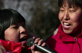 歌唱吧：盲人母女用歌声点亮生活之光