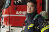 【咱们有力量】消防英雄王震宇：浓烟中将面罩让给被困者