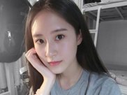 路人街拍：可爱的紧身牛仔裤小姐姐，尽显苗条的身姿