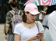 42岁赵薇一瘦再瘦？现身机场的样子少女十足，酷似24岁美少女