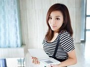 黑色紧身裤的翘臀小姐姐 潇洒的气质很迷人