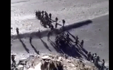 疑似中印双方士兵班公湖对峙 互掷石块视频