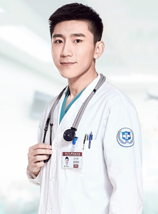 （徐乐同 饰 王子桥）住院医生 江晓琪“迷弟” 