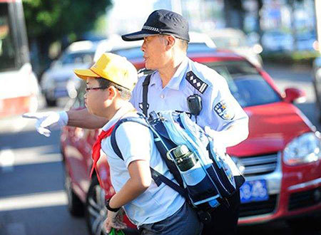 “警察爷爷”高宝来五年风雨无阻坚持护送学生