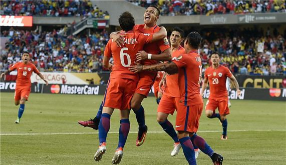智利进美洲杯决赛 桑切斯相拥队友庆进球