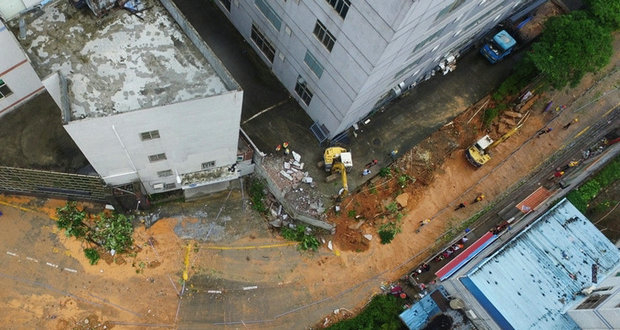 深圳工业区一围墙因暴雨倒塌致3死