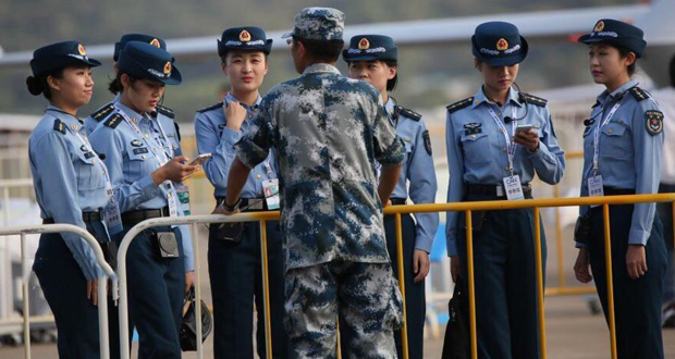 珠海航展中国空军美女解说员亮相 清新脱俗