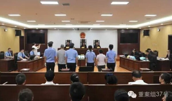 曲婉婷母亲受审不认罪 网友:贪污3.5亿实力坑闺女【组图】