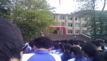 关岭民族高级中学创建于1942年,1958年开办高中,现已发展成为有在校