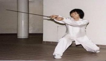 它的形制特殊:剑身和剑柄极长,用双手握持.