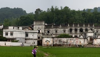 地理位置 马晓军故居在容县的松山镇慈堂村的一座小山丘下.