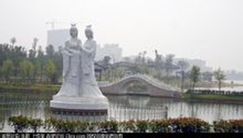二乔公园位于嘉鱼县 鱼岳镇 沿湖大道南侧,南向三湖连江,占地总面积