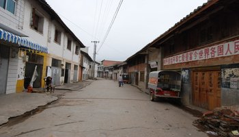 简介 盘溪镇距离华宁县城63公里,与红州的弥勒县,建水县接壤,滇越