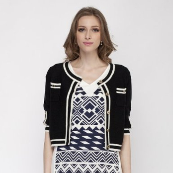 绒华贵族 春夏女式<em>针织</em>衫 <em>圆领中袖</em>撞色纽扣开