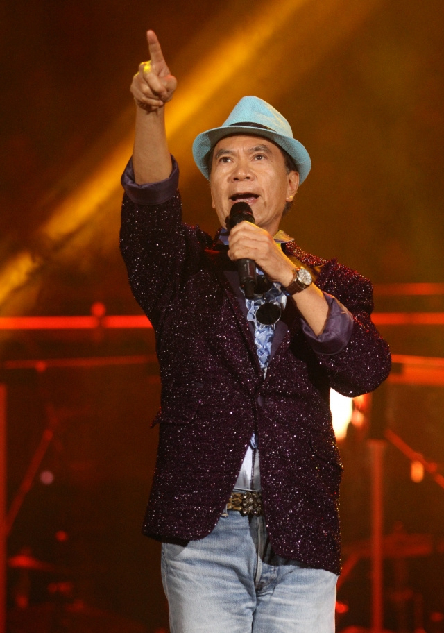 他是TVB御用皇帝,20岁就开保时捷,如今全部房