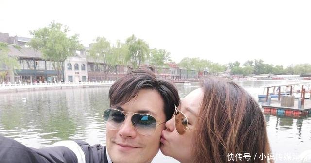 严屹宽杜若溪女儿满月了,晒合照满脸幸福,宝宝