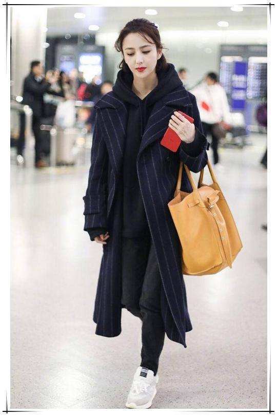 佟丽娅白毛衣搭牛仔裙嫩成18岁少女, 可看到下