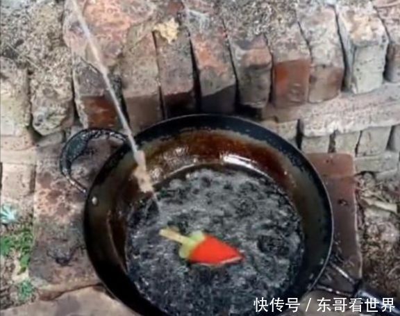 一作死男子将西瓜布丁放进500度油锅猛炸，居然瞬间变成这样！