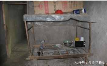 12岁儿子因偷钱被父亲教育, 捆绑在床头抽打致