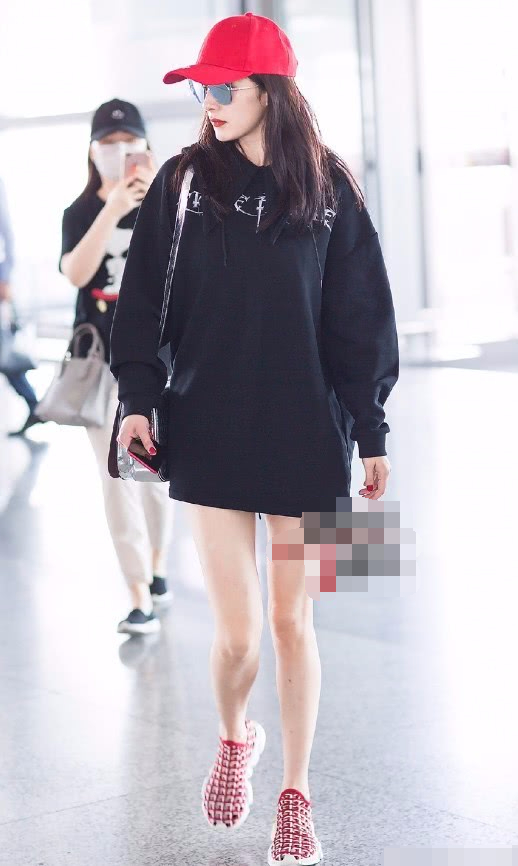 杨幂穿一双锦鲤鞋,鞋子上的鱼鳞闪得人都睁不