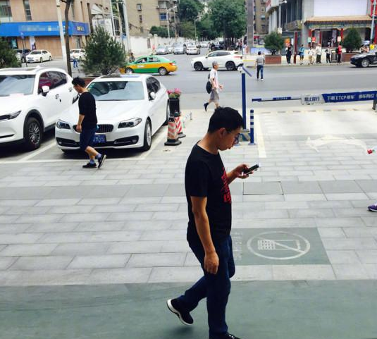 西安街头人性化!竟然有低头族专用通道,可以边