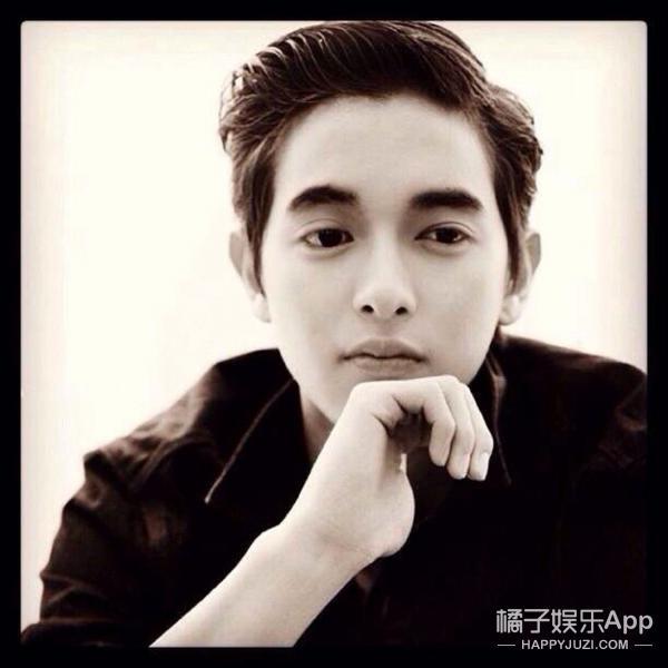 他的真名叫james jirayu,身高184cm,1993年出生的中泰混血,演员,歌手