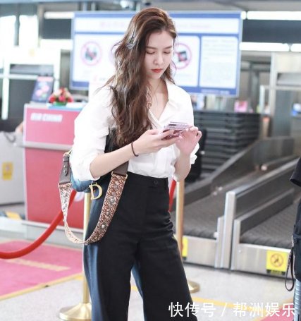 张一山绯闻女友宋妍霏现身机场,白色衬衫搭配
