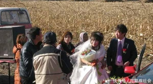 父母为了彩礼把我嫁给疯子,五年后我开豪车回家,父亲傻了