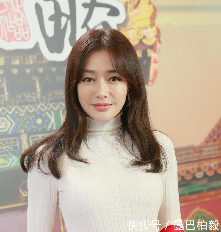 秦岚脖子短还要穿高领针织衫 显得脖子更短头