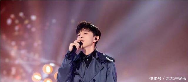 邓伦 现身2019东方卫视跨年盛典。深蓝色风衣