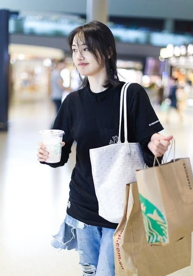 郑爽亮相机场,痘痘黑眼圈黑斑全占了,还有这头