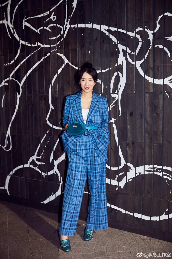 李念时尚街拍来袭，精致的妆容，时尚套装变身工作女郎！网友：撩人