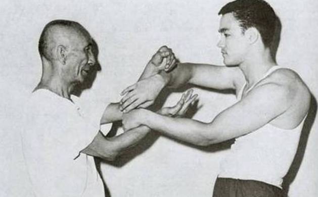 叶问教李小龙咏春时,发现李小龙1个天生缺陷,断言李小龙将短命