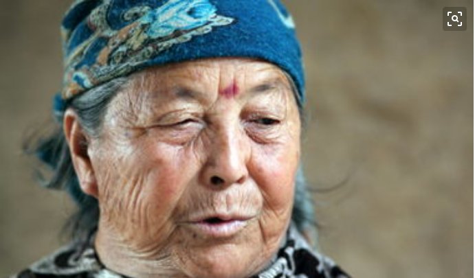 六岁男孩掉进沟里,爬起来手上沾满蛆,多年后发