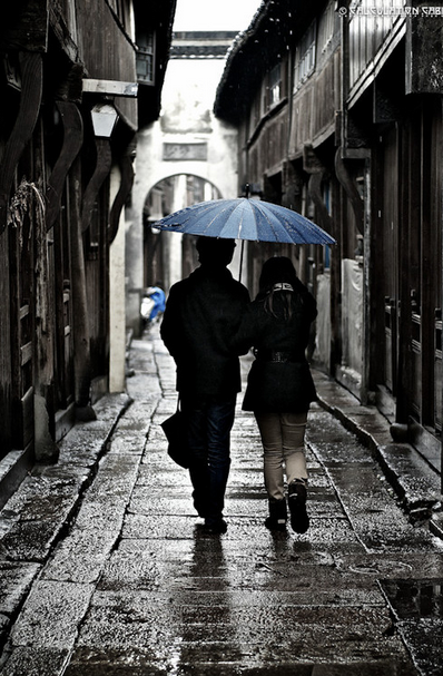 求下雨时,一个女生在雨中落寂的背影图片!最好