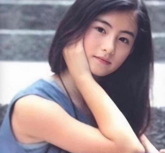 张柏芝晒12岁童年美照,样貌清纯灵气十足