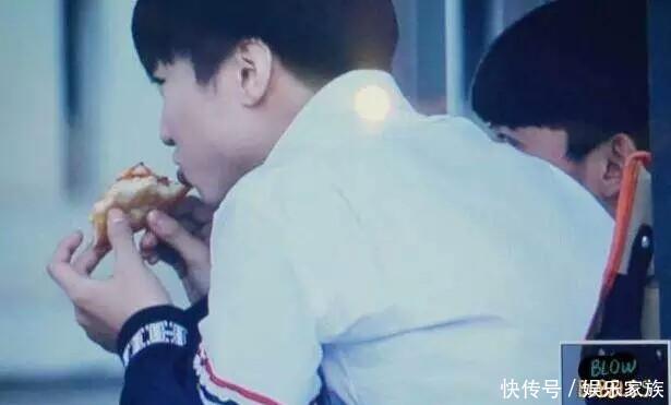 王俊凯鹿晗机智示范:男明星涂口红后是怎么吃