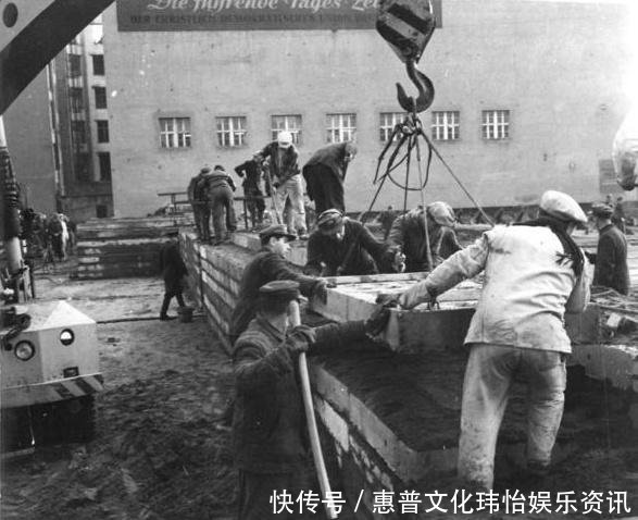 柏林墙及其上方的条状空域属于东德的领土领空