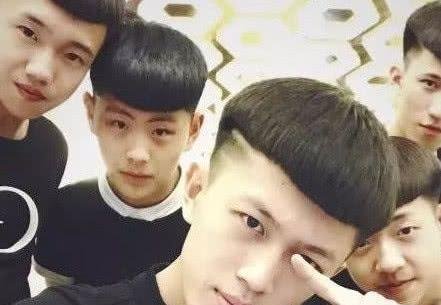 小伊伊吃醋了, 在直播间哭泣, 牌牌琦哄女友, 