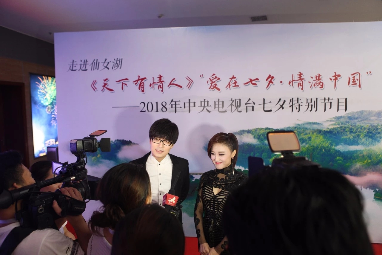 默契,共同唱响美好时代下的欢快乐章,也再次祈愿"爱在七夕,情满中国"