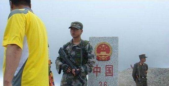 中朝两国士兵相对，简直没法看！