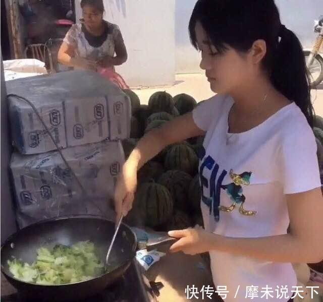 19岁女学生摆摊卖水果，每天都能见到她，为省钱自己带锅做午饭