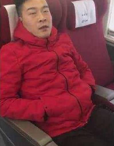 男子坐火车霸占两个座位，众人议论纷纷，他拿出的东西让人闭嘴了