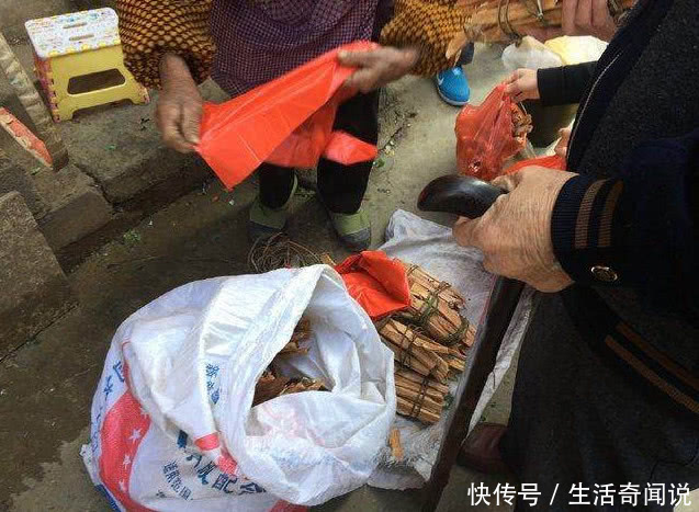 农村大妈街边卖烧火做饭“必备”物品，可惜很多人都不识货不买