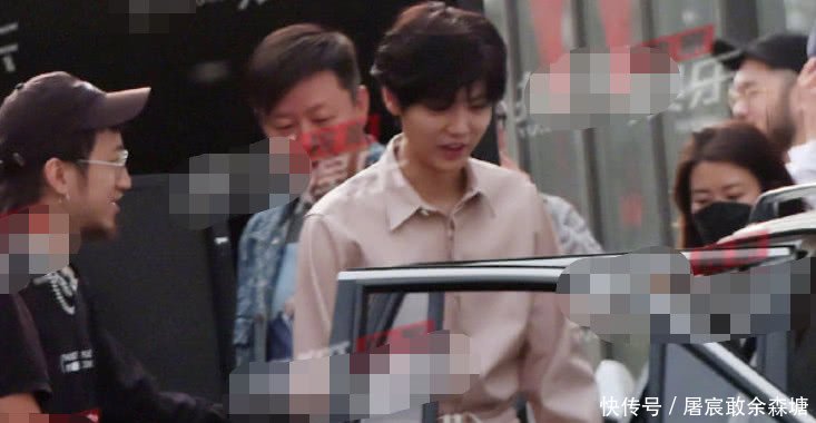 鹿晗生日当晚携女友关晓彤返千万豪宅 二人感