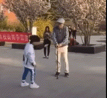 搞笑gif: 小小年纪就经历了本不该承受的痛