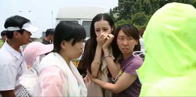 迪丽热巴出车祸?看起来胖迪被吓坏了