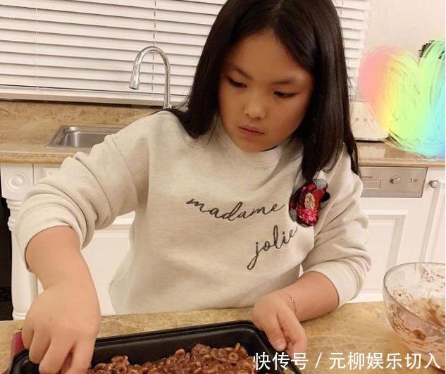 李湘晒女儿做饭照片,看了照片后,网友:小可爱变