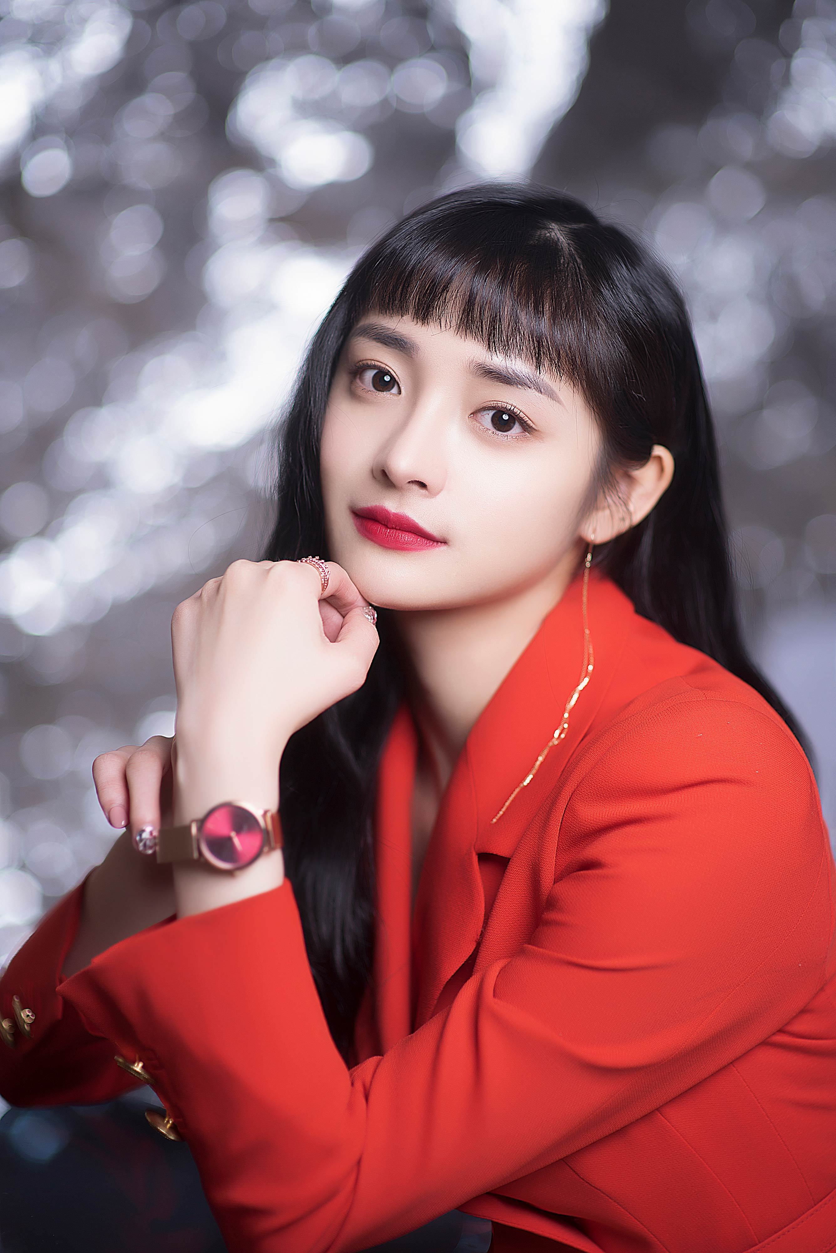 周洁琼加盟湖南卫视元宵喜乐会,制服搭配长靴A爆了!